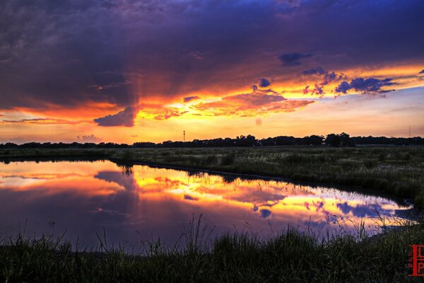 Le soleil se lève sur le lac noir