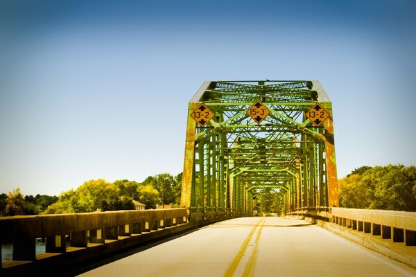 Majestuoso puente al aire libre