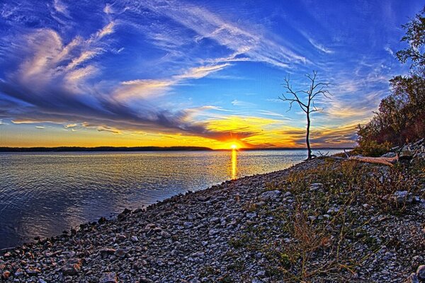 Sonnenuntergang der Landschaftssonne am Wasser