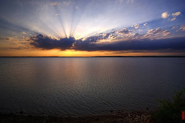 Hermosa puesta de sol en un río tranquilo