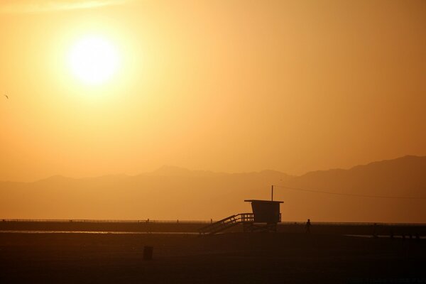 Der Steg liegt im Nebel. Sonnenfinsternis