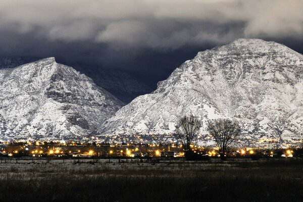 Hermoso paisaje de montaña con luces