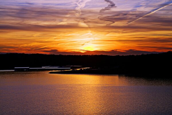 Splendido tramonto sullo sfondo del mare