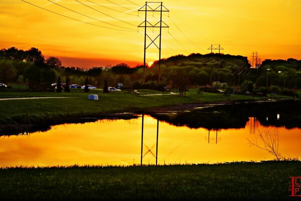Гарний пейзаж заходу сонця на березі річки