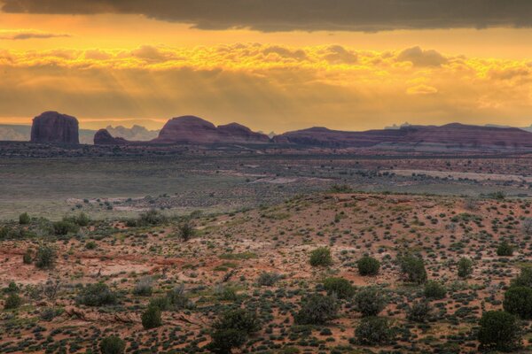 Elegante paisaje del cielo sobre las colinas en el desierto