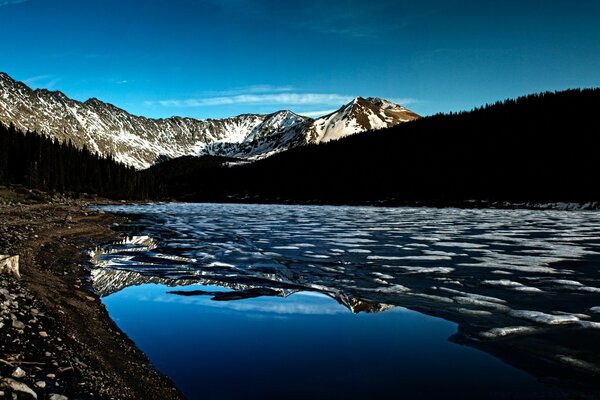 Lago de montaña temprano en la mañana