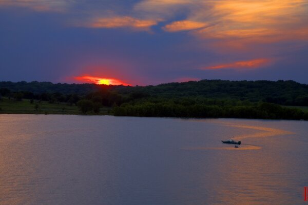 Puesta de sol sobre el agua en el fondo del Escritorio