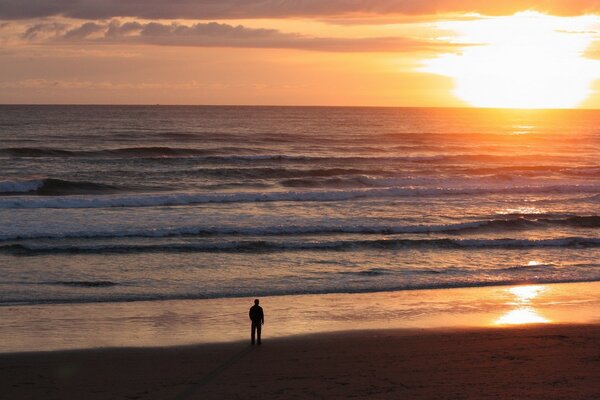 Schöner Sonnenuntergang am Meer mit Wellen