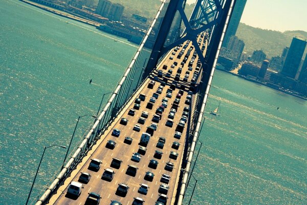 Grand pont avec des machines en Amérique