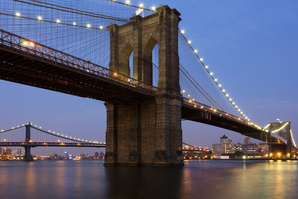 Amerikanische Hängebrücke. foto vom Wasser