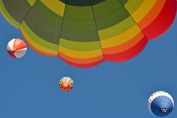 Bunte Luftballons am Himmel