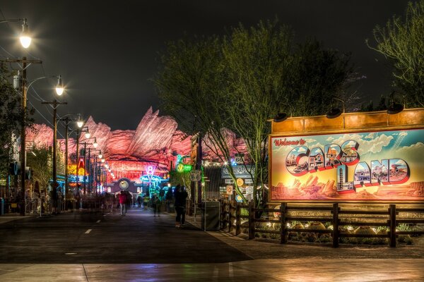 Parc d attractions dans la ville le soir