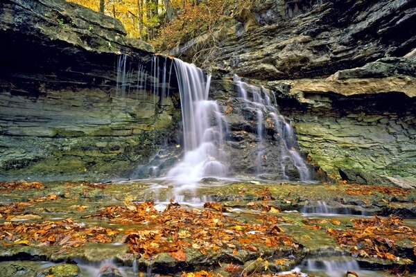 Cascada de otoño en América salvapantallas