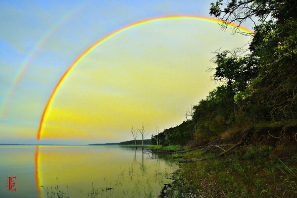 Regenbogenlandschaft. Reflexion im Wasser