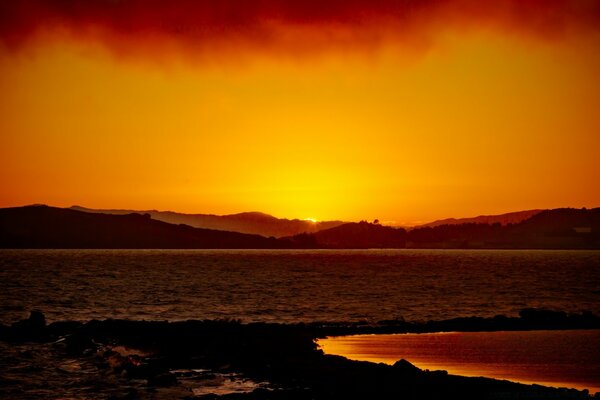 Tramonto arancione. Sfondo orizzonte