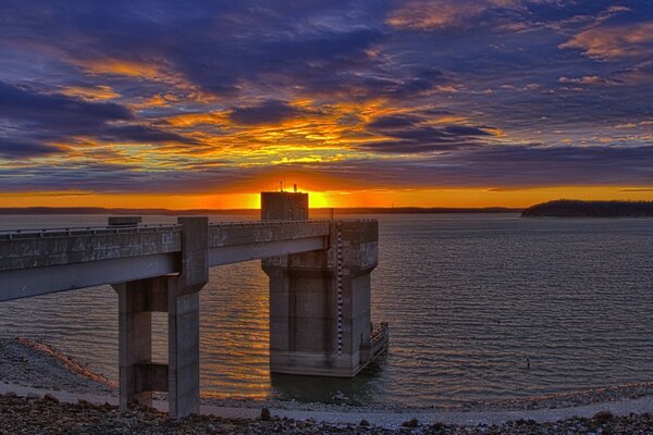 Sonnenuntergang mit Wolken am Himmel am Wasser