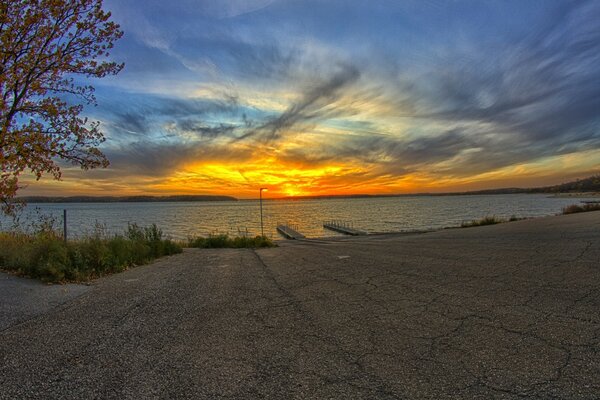 Puesta de sol por la tarde sobre el amplio río