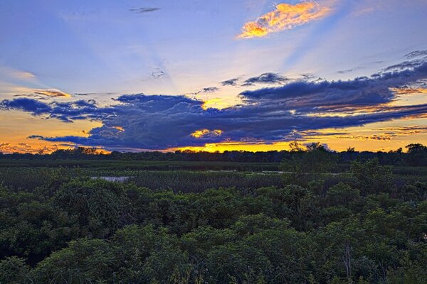 Nuvens que cobrem o sol ao pôr do sol na América