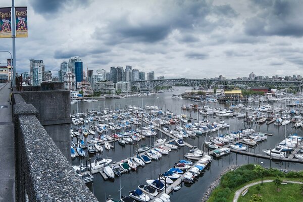 Gran puerto deportivo de la ciudad de numerosos yates y barcos