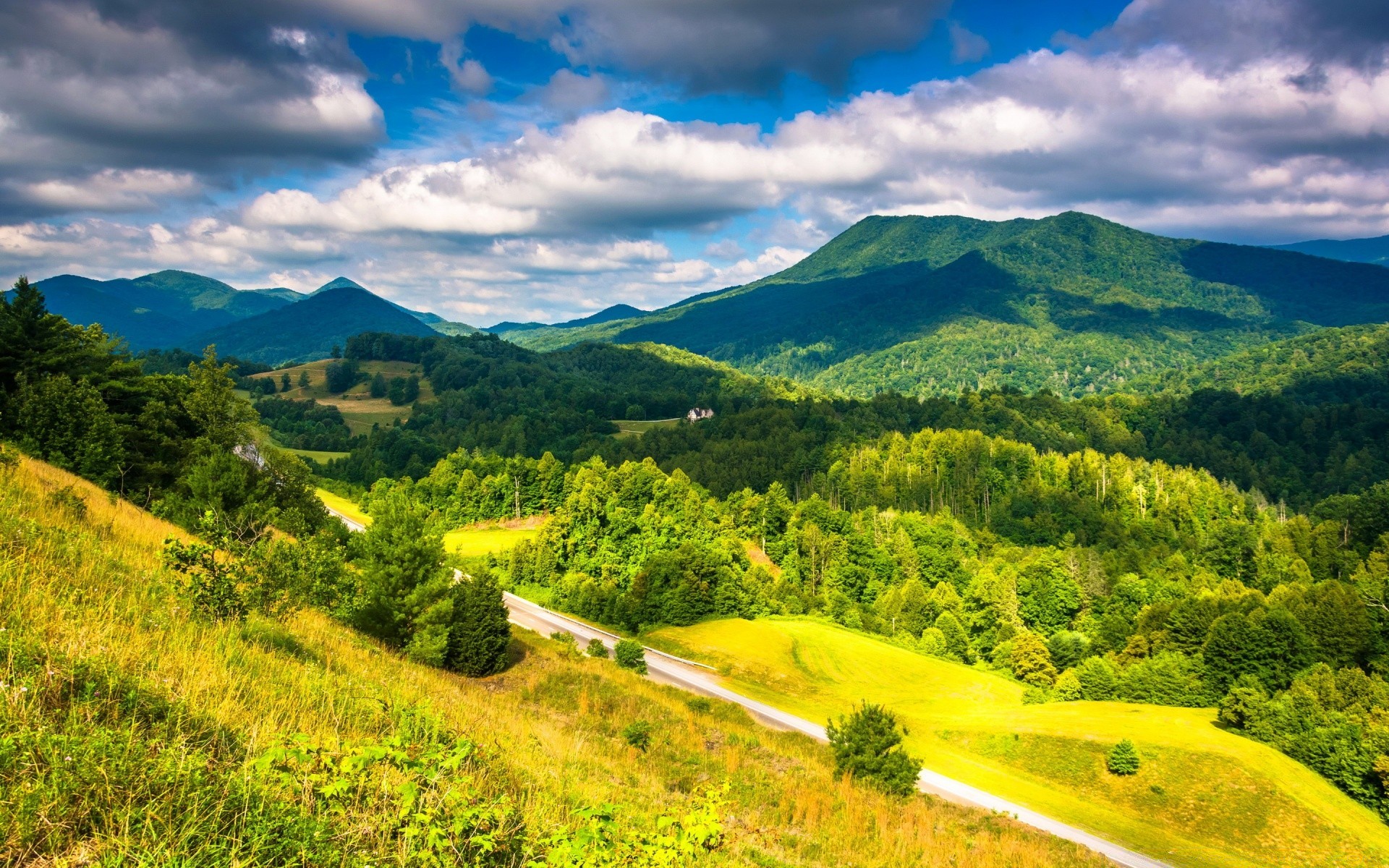 krajobrazy krajobraz natura niebo podróże wzgórze malownicze na zewnątrz wiejskie wiejskie drzewo góry trawa lato sianokosy spektakl pole rolnictwo drewno chmura