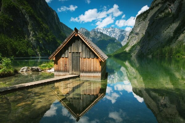 Le lac reflète les montagnes et le ciel