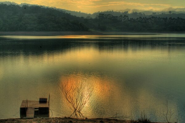 Beau lac calme de l Assomption