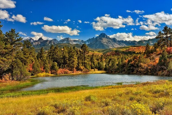 Hermoso paisaje con lago y montañas