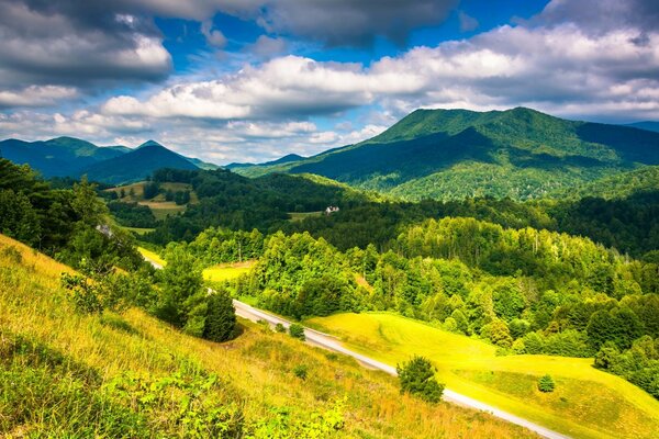 Gelbe Berge unter blauem Himmel