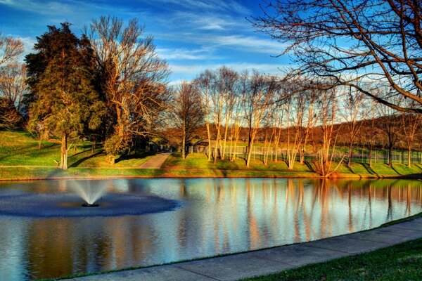 Paisaje de otoño con fuente y árboles