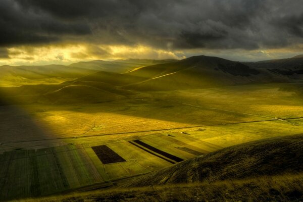 Green hills under the rays of the sun