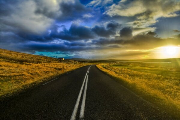 Paysage de route rurale et ciel