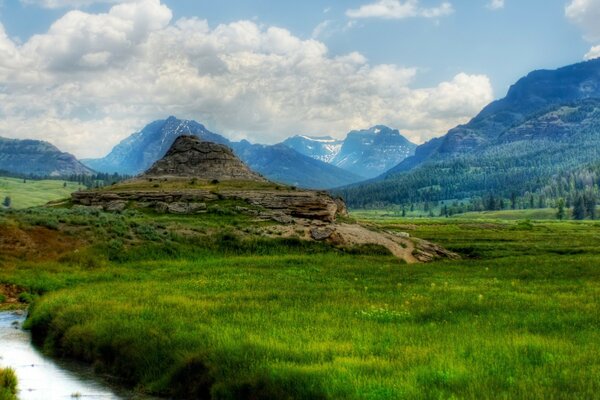 A beleza misteriosa entre os picos das montanhas