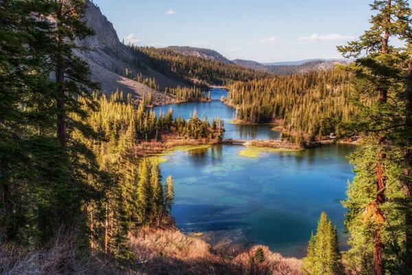 Hermosa naturaleza del lago de montaña