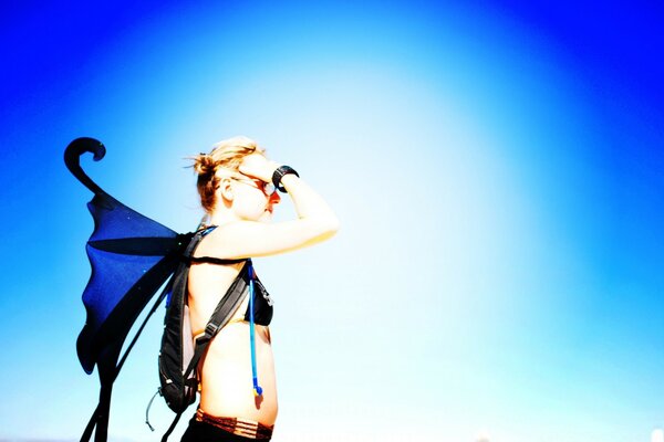 Chica de verano no fondo cielo azul