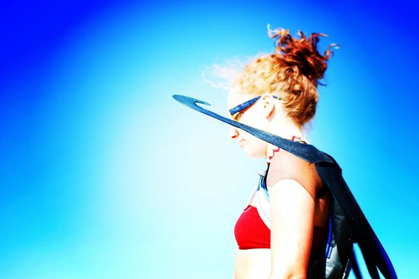 Una chica pelirroja en el fondo del cielo azul