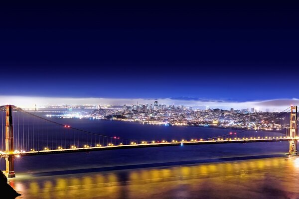 Viagem através da água sob uma bela ponte no crepúsculo