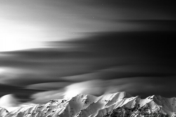 Winter Berge auf schwarzweißem Hintergrund