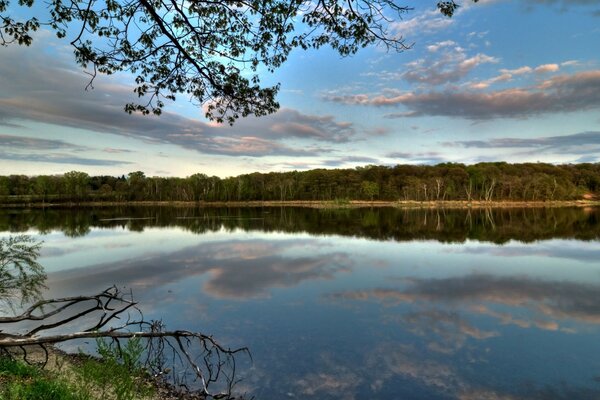 Russische Landschaft am Flussufer