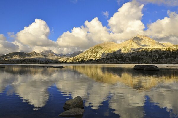 Landscape view of the lake and mountains of America