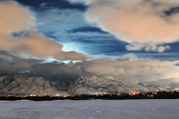 Landschaft mit Blick auf die schneebedeckten Berge