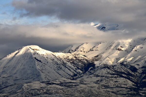 Montagnes enneigées. Hauteur indomptable