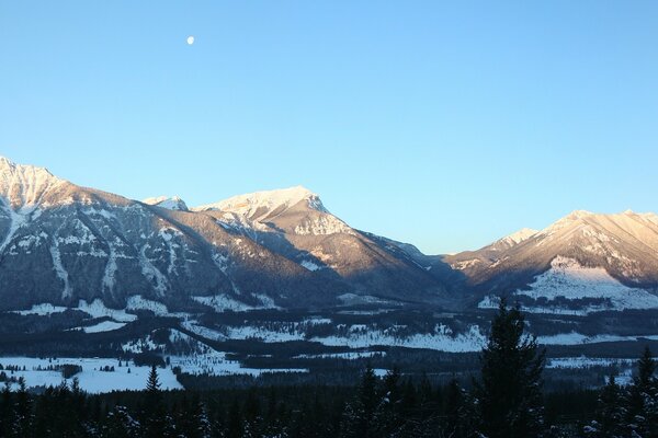 Berge mit einigen Schneestätten