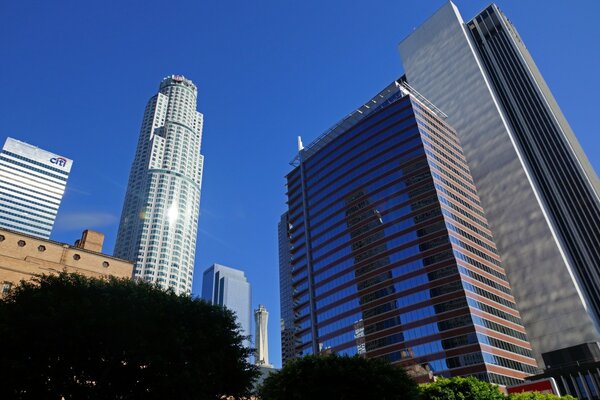 Immeubles de grande hauteur dans le ciel bleu