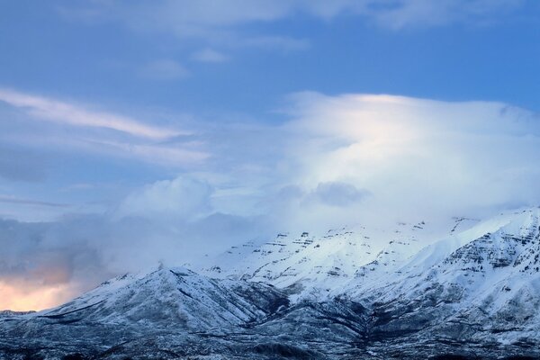 Auf dem Gipfel der Berge verschneite Wolken