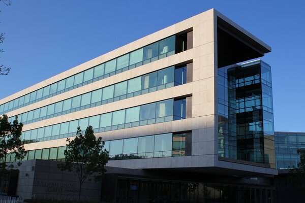 Edificio rectangular de cuatro plantas