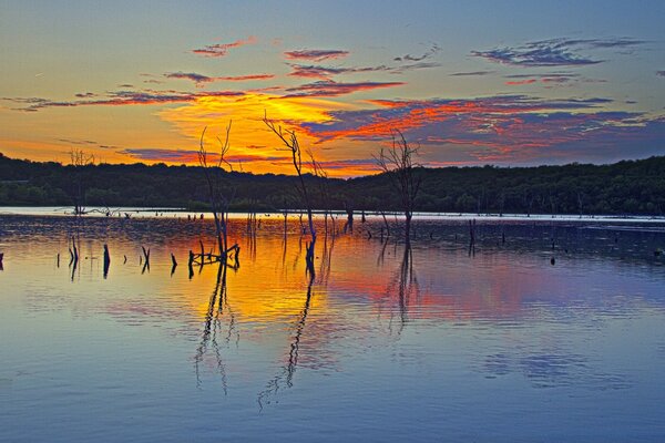 Reflexion im Wasser bei Sonnenuntergang des Tages