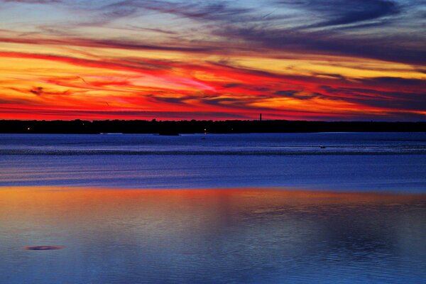 Tramonto rosso sulla riva del Lago