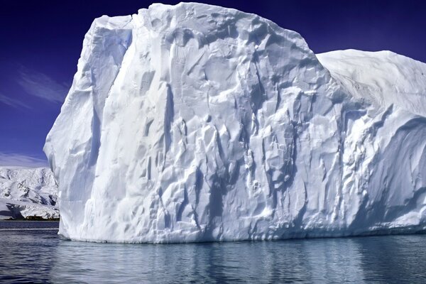 Blocco di ghiaccio freddo e bianco