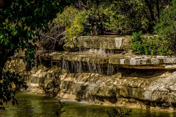 El seno de la naturaleza, una pequeña cascada