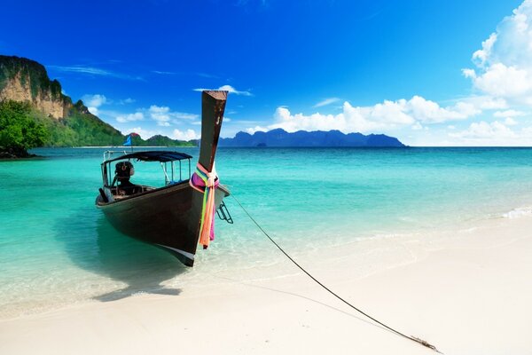 Boot am exotischen asiatischen Strand